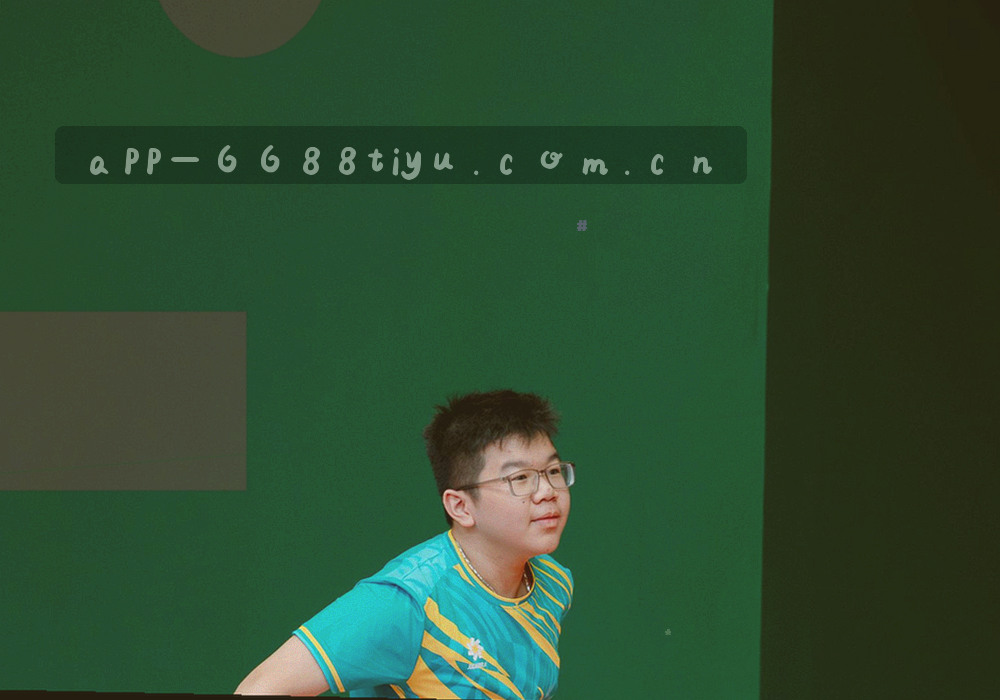 两台设备并排放在桌面上的俯拍局部，屏幕内容虚化